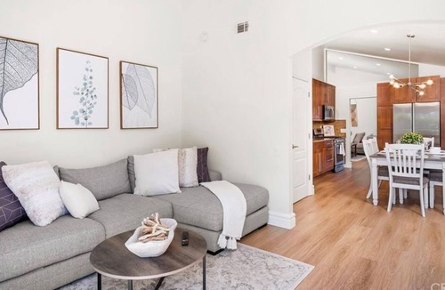 Mission Viejo Apartment | 3 Bedroom Single family L-597259 by Houzlet