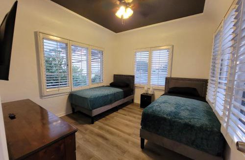 Beverly Hills Apartment | 3 bedroom top story apartment near Pico blvd