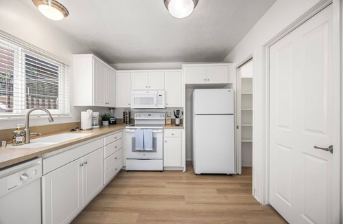Newport Beach Apartment | 3-bedroom Townhome in charming Newport across the street from fashion Island