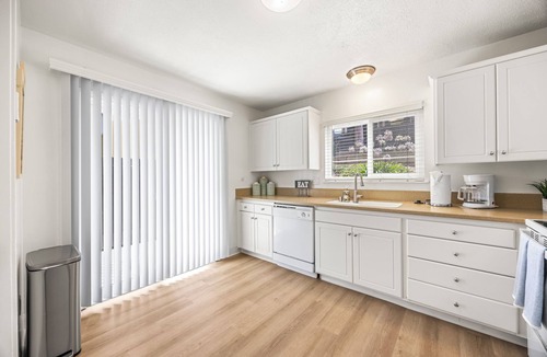 Newport Beach Apartment | 3-bedroom Townhome in charming Newport across the street from fashion Island