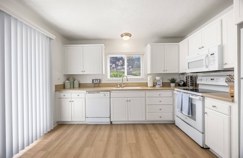 Newport Beach Apartment | 3-bedroom Townhome in charming Newport across the street from fashion Island