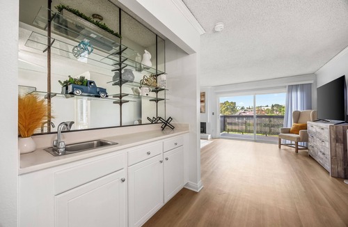 Newport Beach Apartment | 3-bedroom Townhome in charming Newport across the street from fashion Island