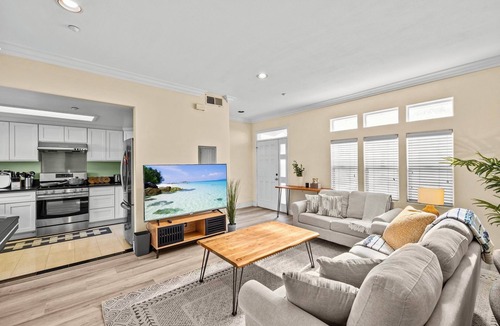 Lamanda Park House | 3-Bedroom Townhome In Fantastic Pasadena With Free WiFi, AC, 2-Car Garage