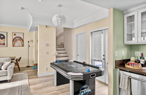 Lamanda Park House | 3-Bedroom Townhome In Fantastic Pasadena With Free WiFi, AC, 2-Car Garage