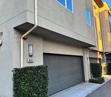 Downey House | 3 Bedroom Townhome with Large Living Area