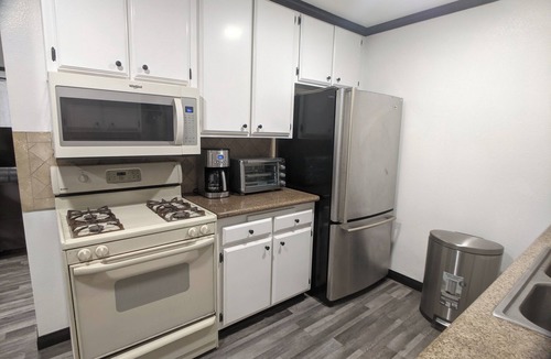 Downey House | 3 bedroom with 4 beds, 2 bathroom. Central to Los Angeles Metro Area, 7119