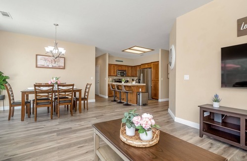 Raisin House | 3 BR Home Near 3 Natn’l Parks & Close to Airport