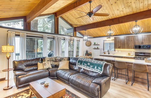 Arrowhead Villas Cabin | 3 Mi to Lake Arrowhead Village: Pine-View Home!