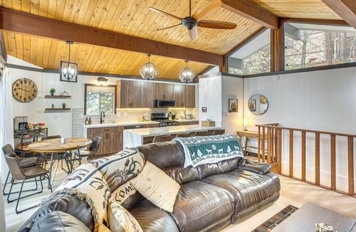 Arrowhead Villas Cabin | 3 Mi to Lake Arrowhead Village: Pine-View Home!