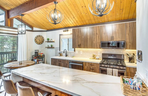 Arrowhead Villas Cabin | 3 Mi to Lake Arrowhead Village: Pine-View Home!