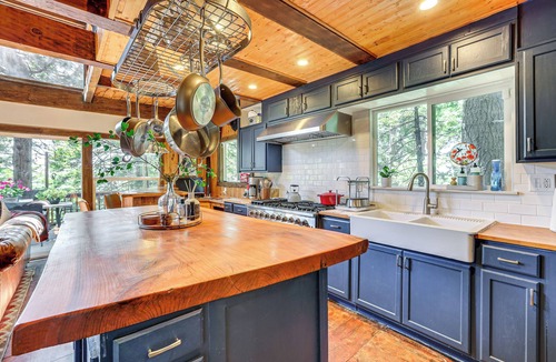 Arrowhead Villas Cabin | 3 Mi to Lake Arrowhead Village: Dog-Friendly Cabin