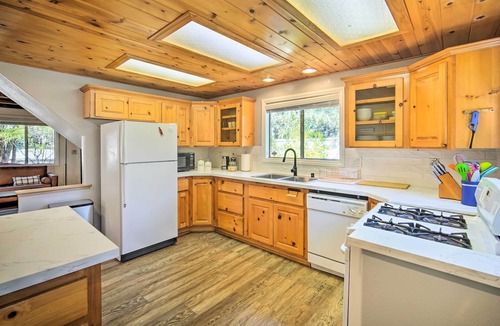 Sugarloaf Cabin | 3 Mi to Lake: Sugarloaf Cabin w/Deck & Yard