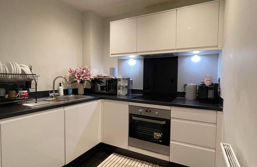 Whittington Condo | 30 min to Central London -Outstanding En-suite- in Colindale