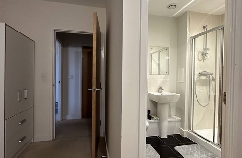 Whittington Condo | 30 min to Central London -Outstanding En-suite- in Colindale