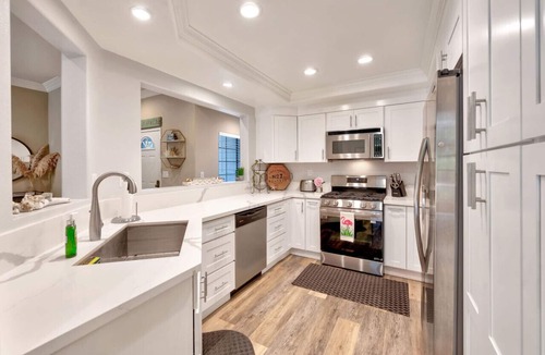 Huntington Beach Condo | 31+ Night Stay Condo | 24-7 Security | Pool | Cozy
