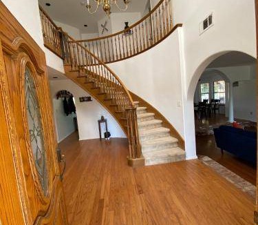 Bakersfield House | 321 m² House ∙ 5 bedrooms ∙ 12 guests