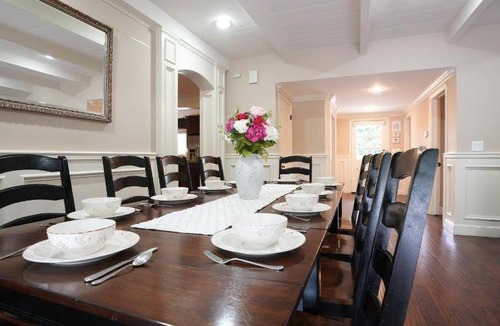 Northwest Anaheim House | 325 m² House ∙ 5 bedrooms ∙ 20 guests
