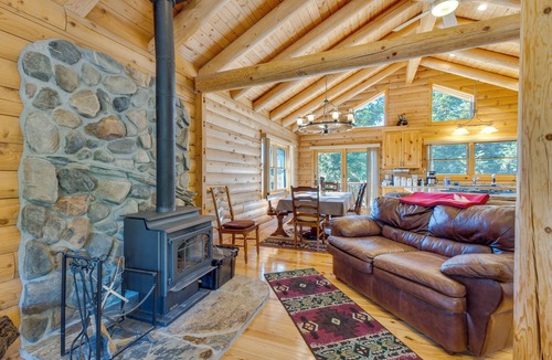 Mariposa House | 33 Mi to Yosemite NP: Custom Log Home w/Deck!