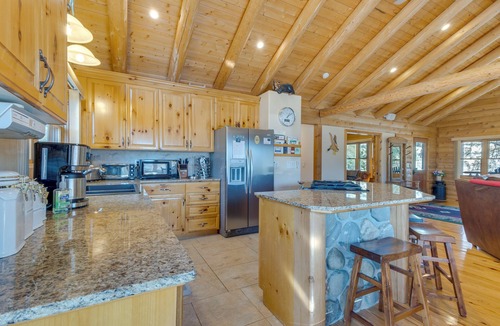 Mariposa House | 33 Mi to Yosemite NP: Custom Log Home w/Deck!