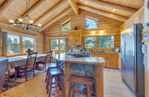 Mariposa House | 33 Mi to Yosemite NP: Custom Log Home w/Deck!