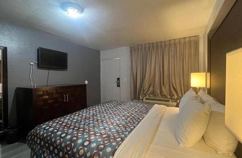 Sylmar House | 350 m² Motel ∙ 4 guests