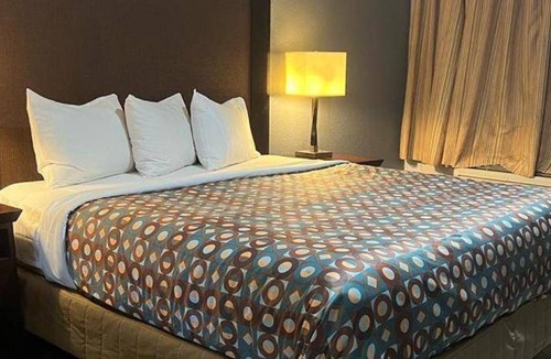 Sylmar House | 350 m² Motel ∙ 4 guests