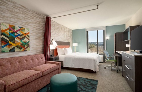 Warner Center Hotel | 358 m² Hotel ∙ 127 guests