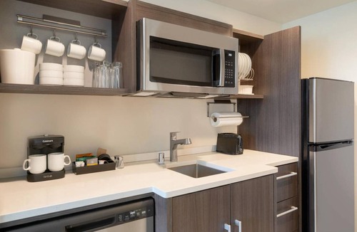 Warner Center Hotel | 358 m² Hotel ∙ 127 guests
