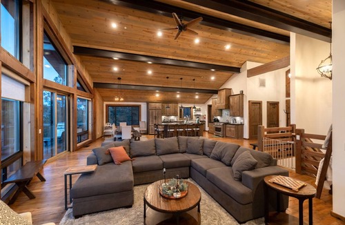 Upper Moonridge House | 360 m² House ∙ 5 bedrooms ∙ 16 guests
