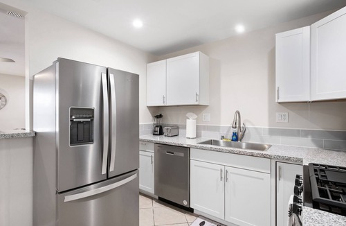 Fresno House | 3B/2Bth Clean, Cozy, Convenient