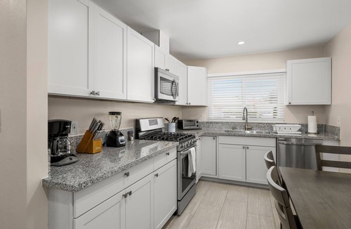 Raisin House | 3B/2Bth Fab Base to Nat'l Parks, EasyA to Airport