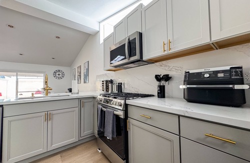 Southwest Anaheim House | 3BD+2BA/Playground/BBQ/10 mins to Disney