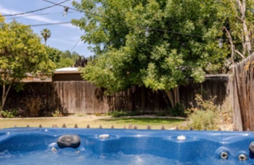Bakersfield House | 3bedroom house close to several hospitals w/HOT TUB in pleasant La Cresta area.
