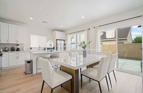Pomona House | 3BR Home in Lewis St｜Garage Access｜Pet Friendly ｜Monthly Stays #42390