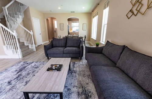 South Redondo House | 3BR Townhouse w/Patio, Games & Walk to the Beach!