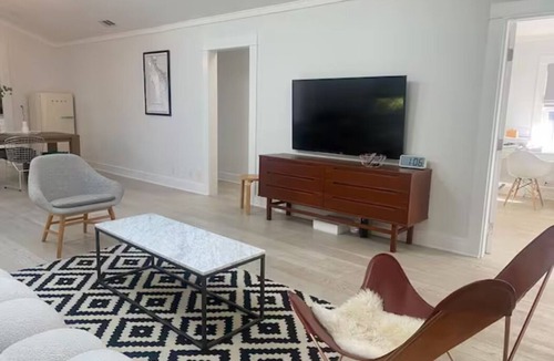 West Los Angeles House | 4/3 West LA Modern Bungalow Home