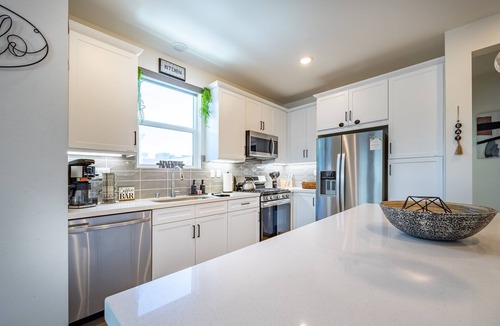 Guasti House | 4/5 Bed 4 Bath - Perfect location!