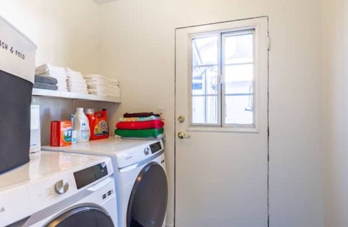 East Whittier House | 4/5 BR near Disney w/ pool, jacuzzi, dry sauna, ice bath, and fully equipped gym