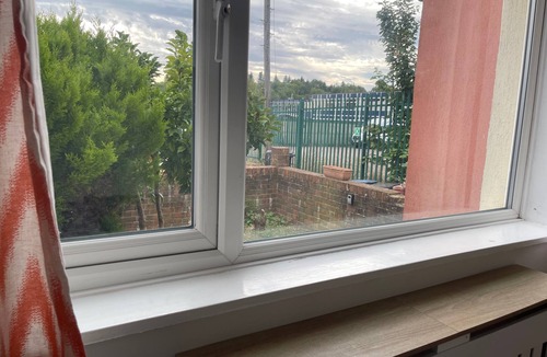 Shephall House | 4-Bed Barnwell Retreat- Sleeps 9, Garden & Parking