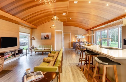 Llansantffraid-ym-Mechain Ski Chalet | 4 Bed in Llansanffraid (oc-k30383)