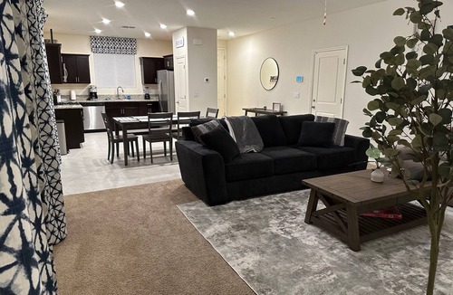Merced House | 4 bed Modern, Cozy, Efficient North Merced Retreat near hospitals and UC Merced