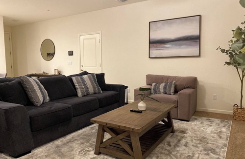 Merced House | 4 bed Modern, Cozy, Efficient North Merced Retreat near hospitals and UC Merced