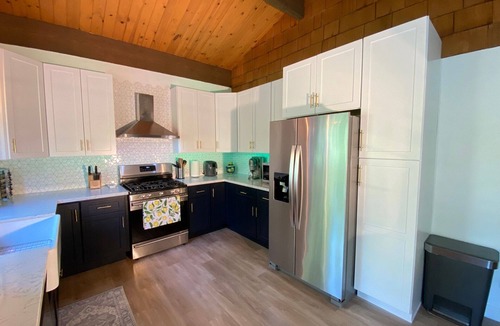 Crestline Cabin | 4 Bedroom Family Cabin 5 min stroll to Lake Gregory!