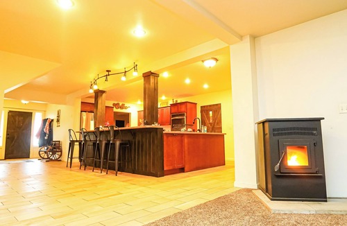 Smith River Other | 4-bedroom farmhouse in beautiful Smith River with heated in-door pool