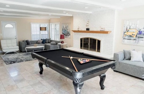 Fullerton House | 4-BEDROOM HOME WITH POOL TABLE ONLY MINUTES AWAY FROM DISNEYLAND (p10)
