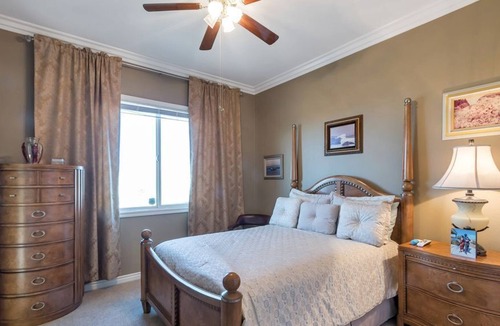 Alessandro Heights Apartment | 4 Bedroom Single family L-594109 by Houzlet