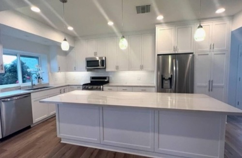 Eastern Malibu Apartment | 4 Bedroom Single family L-448214 by Houzlet