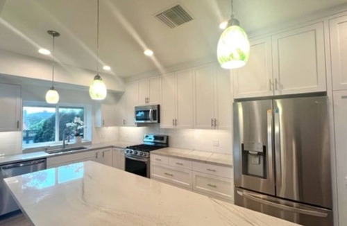 Eastern Malibu Apartment | 4 Bedroom Single family L-448214 by Houzlet