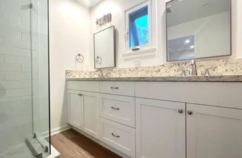 Eastern Malibu Apartment | 4 Bedroom Single family L-448214 by Houzlet