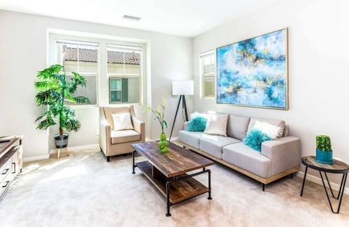 Ontario Apartment | 4 Bedroom Single family L-590895 by Houzlet